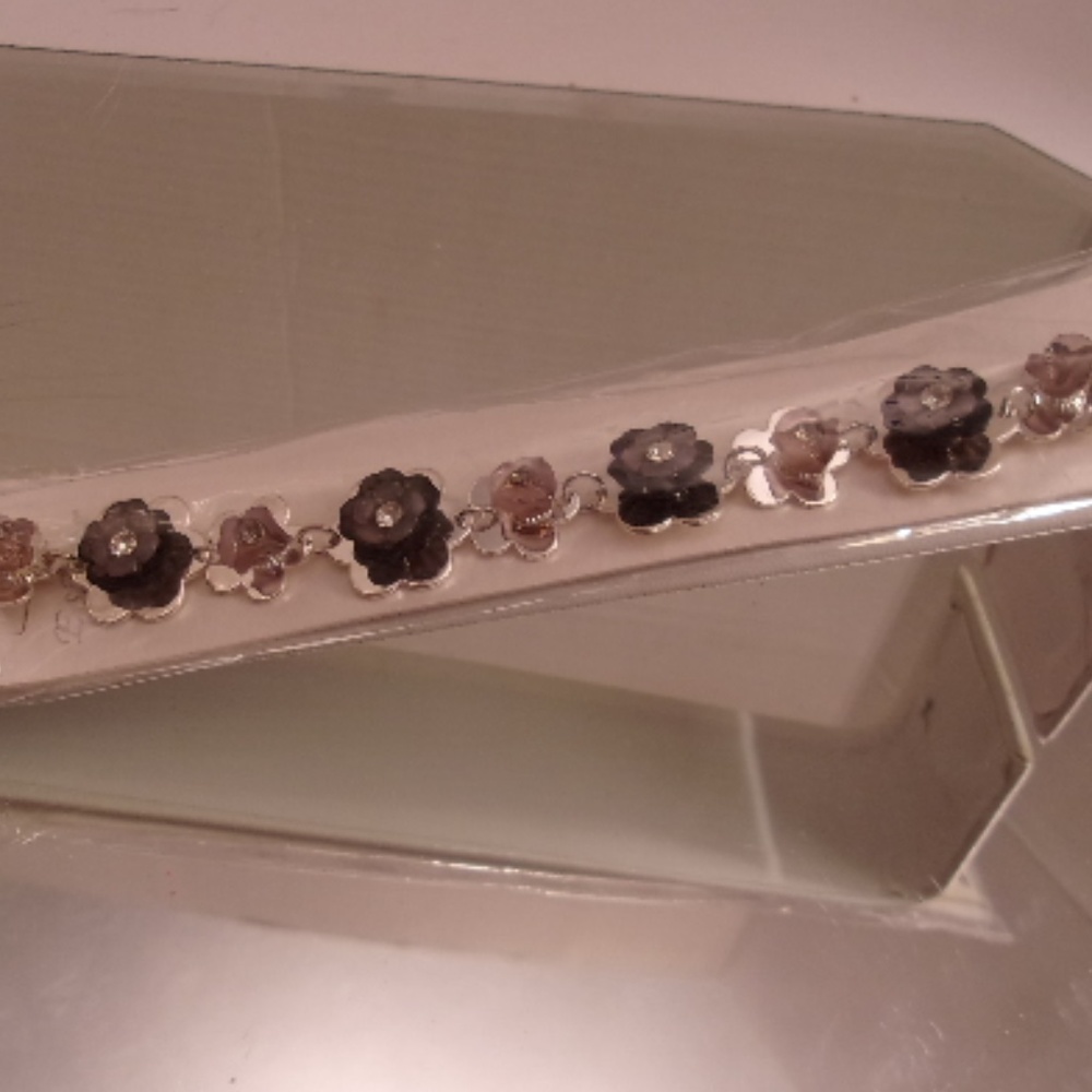 Classy Purple flower Bracelet. L34-9